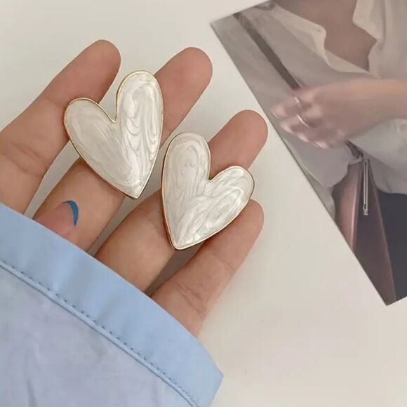 White Heart-shaped Stud Enamel Earrings - Picture 3 of 6